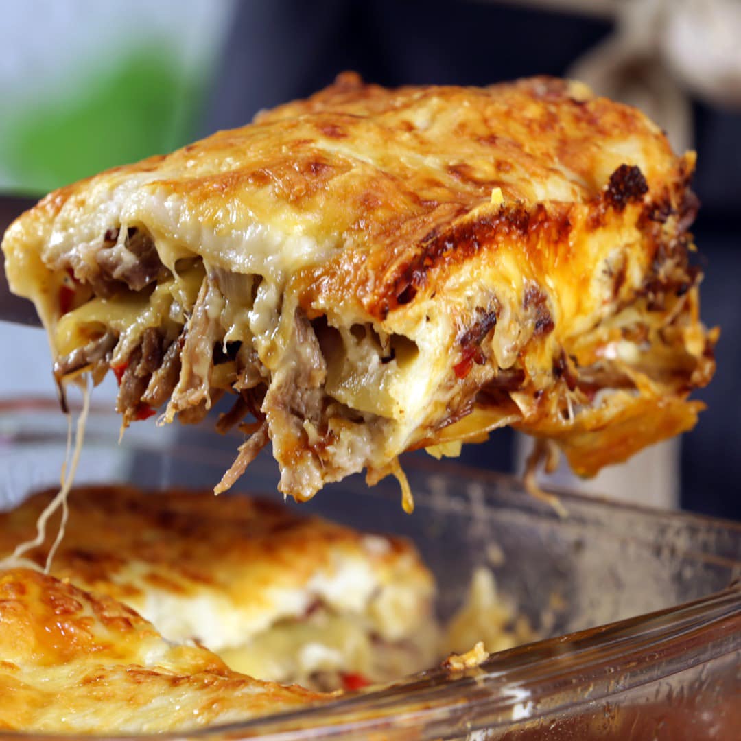 8 LASAGNE DU CHEF À L’ITALIENNE AVEC EFFILOCHÉ DE JARRET DE PORC SAUCE TOMATE ET VIN ROUGE